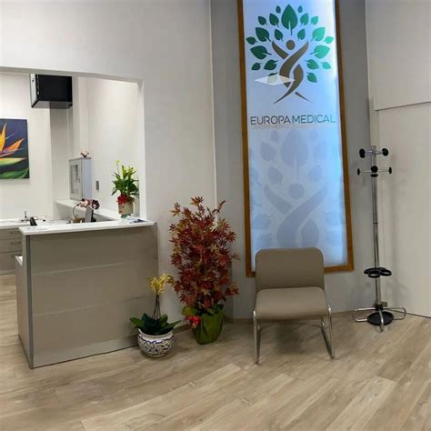 Centro diagnostico moderno e accogliente con strumentazione tecnologica all'avanguardia per l'analisi clinica