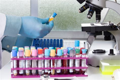 tecnico di laboratorio che analizza campioni biologici