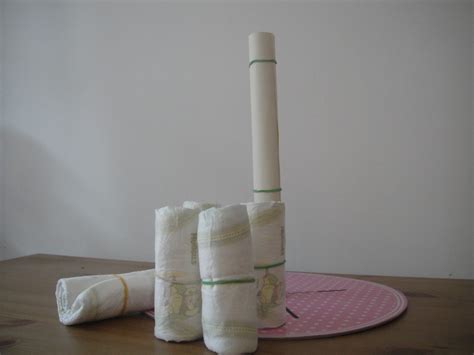 dettaglio di pannolini arrotolati e legati