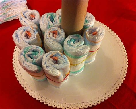 torta di pannolini decorata con nastri e giocattoli