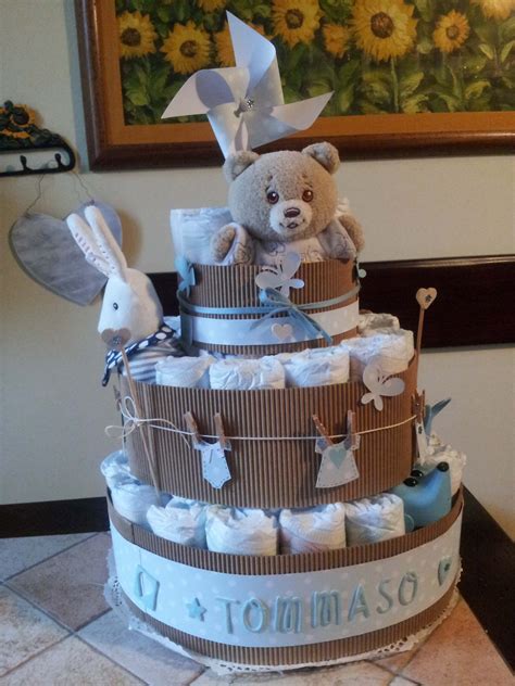 torta di pannolini blu con decorazioni per bambino