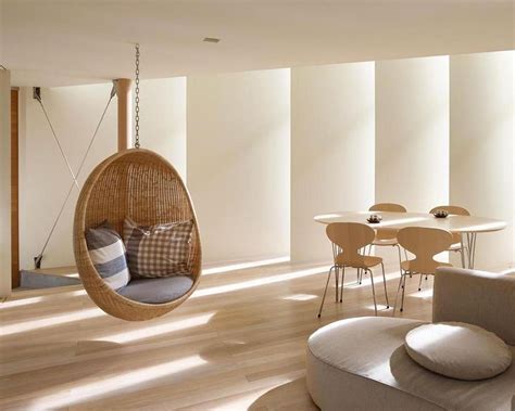 Interno di una casa moderna con una poltrona sospesa installata al soffitto accanto a una finestra
