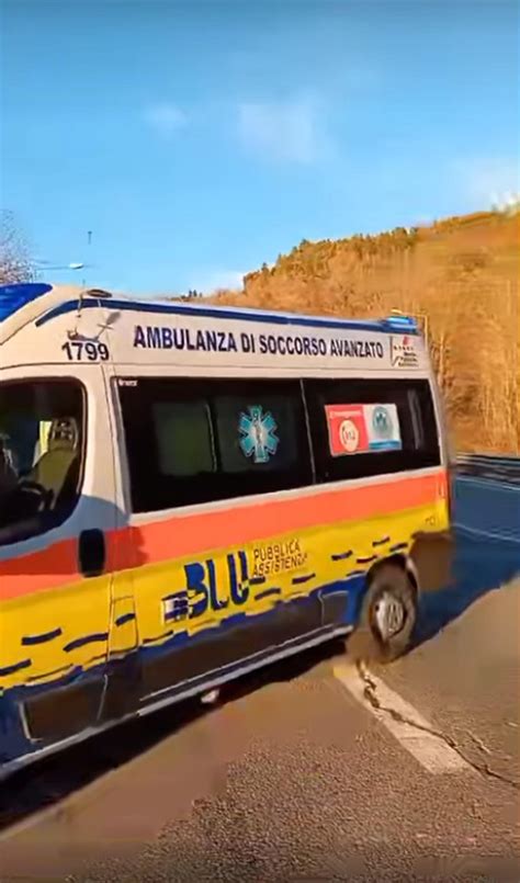 Ambulanza e personale medico in azione