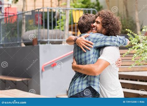 Amici che si abbracciano