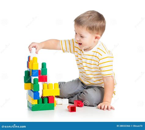 Bambino che gioca con l'arco giochi del Brevi B-Fun