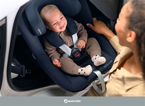 Bambino in un seggiolino auto Maxi-Cosi