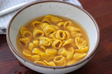 Tortellini in brodo emiliani