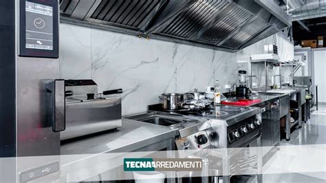 Una cucina professionale impeccabile e lucida grazie a standard di pulizia elevati