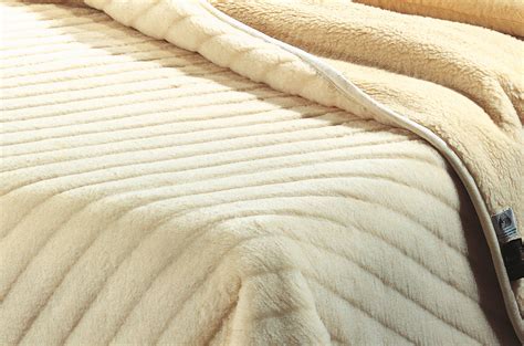 Bambino avvolto in una coperta di lana merino