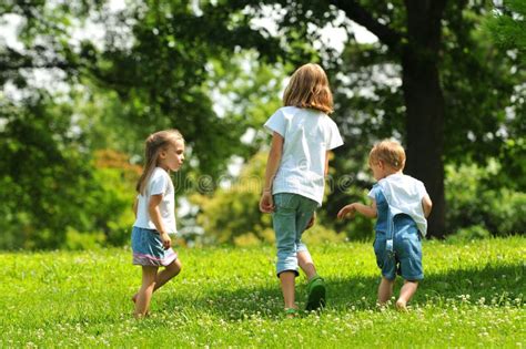 Bambini che giocano all'aperto indossando abbigliamento in lana merino