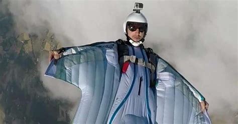 Volo con tuta alare
