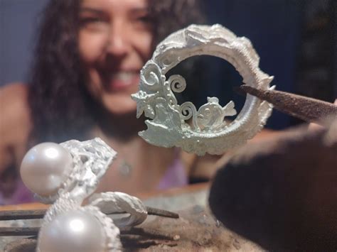 Orafo italiano mentre rifinisce un gioiello artigianale