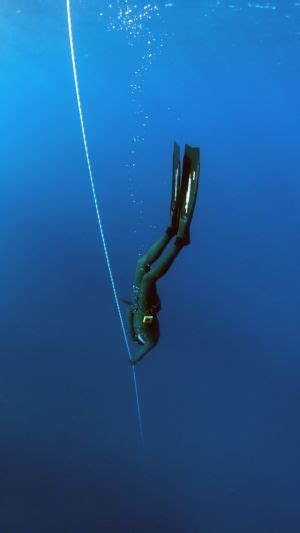 Subacqueo in apnea con pinne