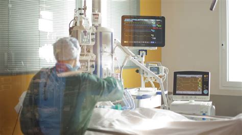 Equipe medica in terapia intensiva durante il monitoraggio pazienti critici