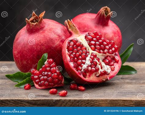 Immagine di un melograno aperto con chicchi visibili