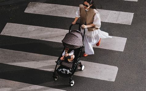 Passeggino Stokke YOYO® piegato e pronto per essere trasportato come bagaglio a mano