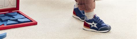 Bambino che indossa scarpe Falcotto