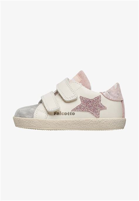 Bambini che giocano indossando scarpe Falcotto