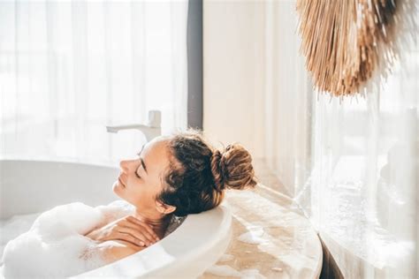 Donna incinta che fa un bagno rilassante