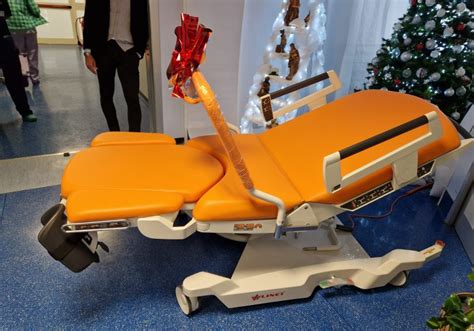 Reparto di ostetricia moderno con lettino da parto