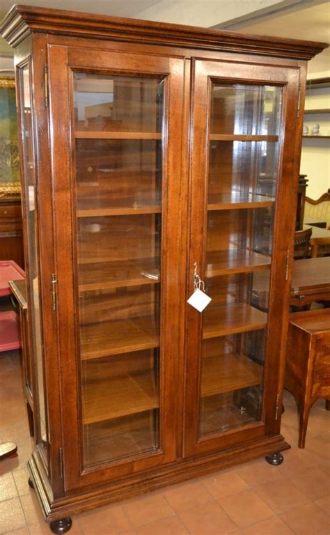 Vetrina classica in legno scuro con ante in vetro molato