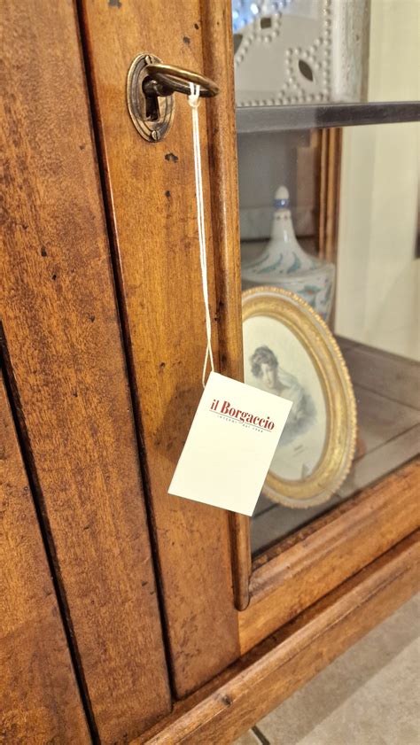 Dettaglio di una finitura anticata su mobile in legno