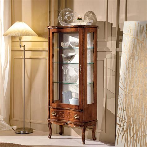 Soggiorno elegante con vetrina vintage in noce
