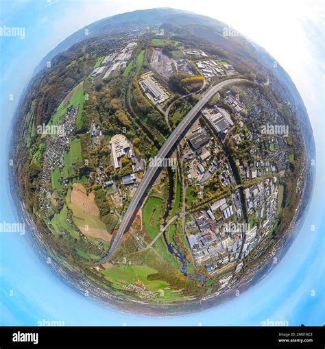 Veduta aerea di un tratto della superstrada SS 291 var con le infrastrutture moderne