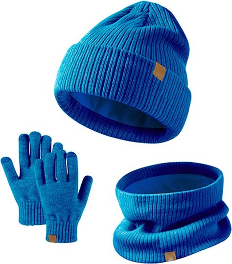 bambino con cappello e sciarpa invernali