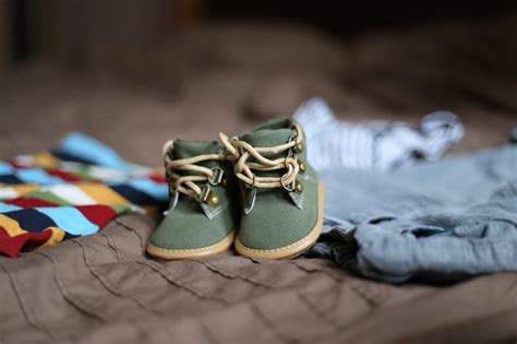 bambino che prova delle scarpine