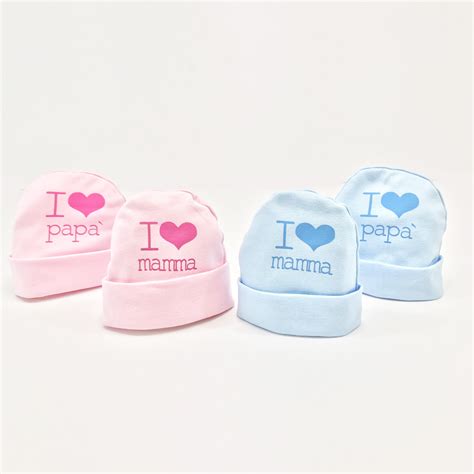 neonato con cappellino e calzini coordinati