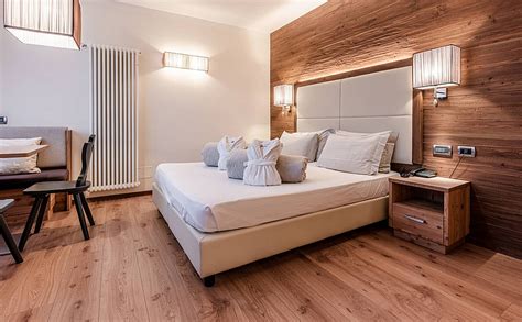 Interno di una camera confortevole in un B&B a Napoli