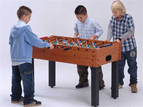 Bambini che giocano a biliardino