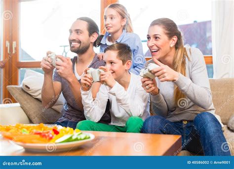 Famiglia che gioca a biliardino insieme