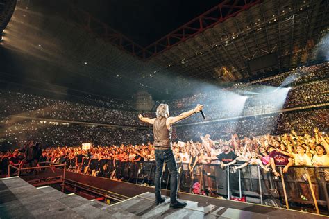 Immagine di Anastacia sul palco durante un concerto