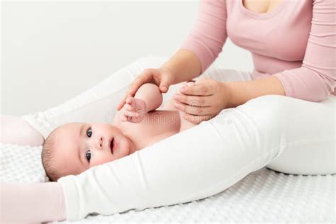 Immagine di un genitore che massaggia il proprio bambino