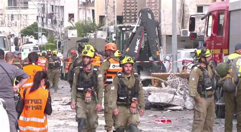 Soccorritori al lavoro tra le macerie dopo un terremoto