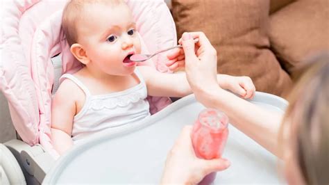 Biberon e neonato che mangia