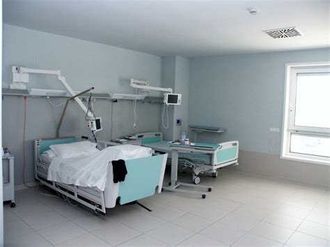 schema infografico che illustra i benefici del supporto familiare durante la degenza ospedaliera