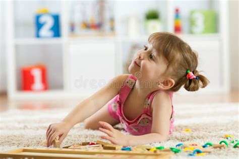 bambina che gioca con fantasia in una stanza