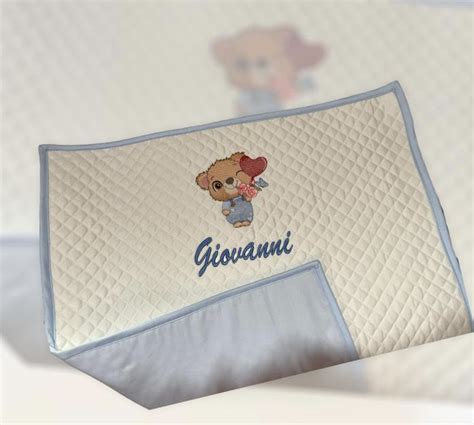 bambino che gioca con un copri fasciatoio ricamato