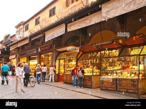 Ponte Vecchio a Firenze con negozi