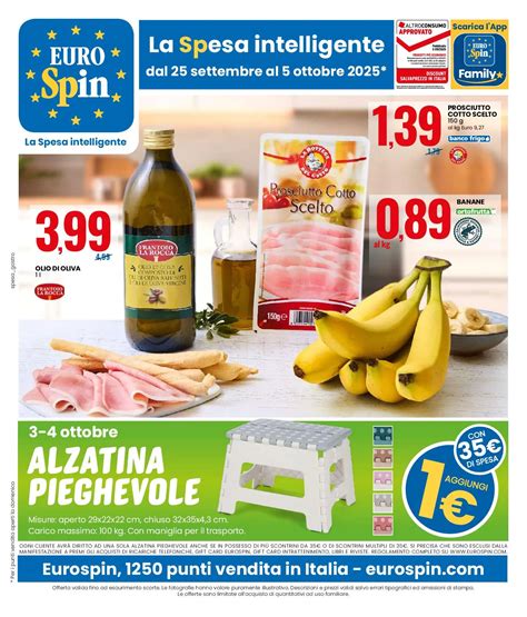 Ragazza che sfoglia un volantino di offerte