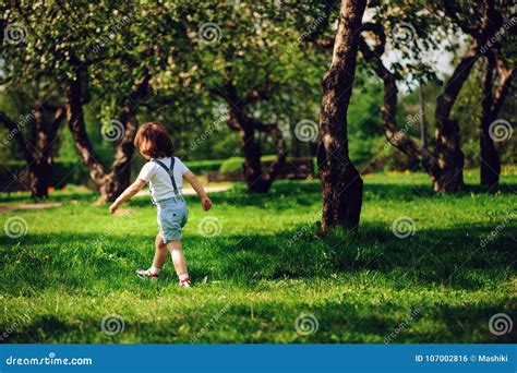 bambino che cammina in giardino