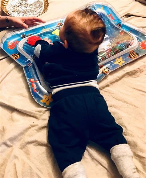 bambino che gioca a pancia in giù su un tappeto gioco