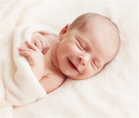 Neonato che cerca il seno materno