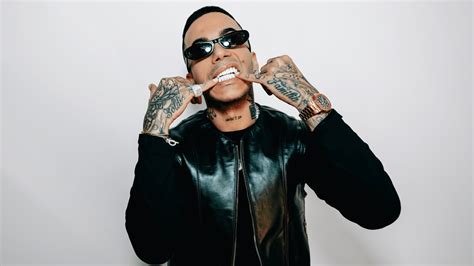 Sfera Ebbasta durante un'esibizione
