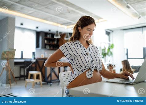 Donne incinte che lavorano alla scrivania