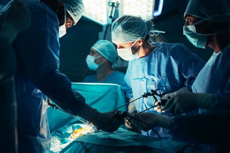 Medico veterinario che esegue un intervento chirurgico su un tavolo operatorio