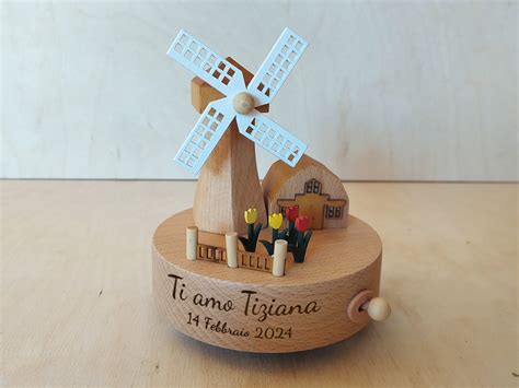 Dettaglio di un carillon artigianale in legno e ceramica